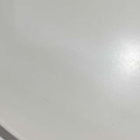 Top Lamperによるデンマーク製のビンテージペンダントライトです。スチール製のシェードを幾層にも重ねた構造が特徴で、光源を直接見せにくくしながら、シェードの隙間から柔らかな光を広げる機能的なデザイン。直径37cmのバランスのよいサイズと、アイボリー系の落ち着いた色合いが空間に自然になじみます。ダイニングやリビングの主照明として取り入れやすく、精緻なシェード構成と端正な佇まいに北欧ビンテージならではの魅力を感じられる一灯です。