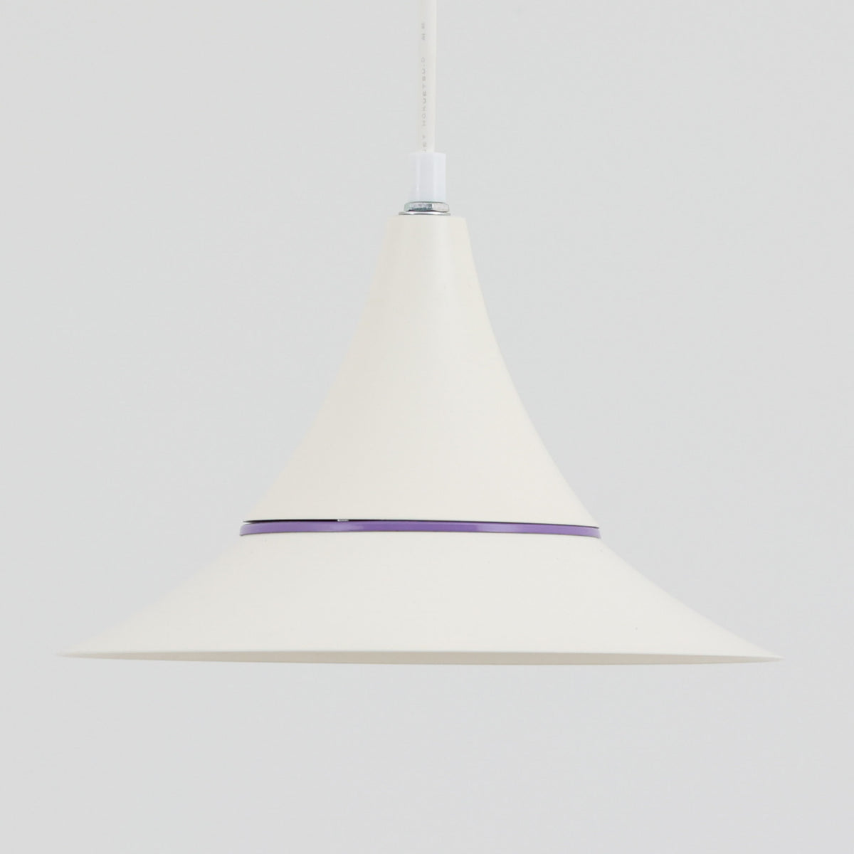 Design Lightの「Riva」は、デンマーク製のビンテージペンダントライトです。スチール製のシェードは、上部から裾へ滑らかに広がる優美なフォルムが特徴で、途中に配されたパープル系のラインがさりげないアクセントになっています。直径25cmのコンパクトなサイズながら造形的な存在感があり、ダイニングやキッチン、カウンターなどにも取り入れやすいデザイン。柔らかなアイボリー系の色合いと流麗なシルエットが、北欧ビンテージらしい趣を感じさせる一灯です。