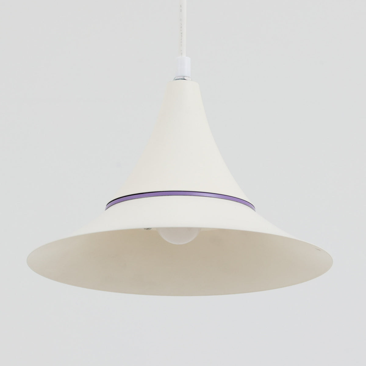 Design Lightの「Riva」は、デンマーク製のビンテージペンダントライトです。スチール製のシェードは、上部から裾へ滑らかに広がる優美なフォルムが特徴で、途中に配されたパープル系のラインがさりげないアクセントになっています。直径25cmのコンパクトなサイズながら造形的な存在感があり、ダイニングやキッチン、カウンターなどにも取り入れやすいデザイン。柔らかなアイボリー系の色合いと流麗なシルエットが、北欧ビンテージらしい趣を感じさせる一灯です。