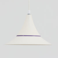 Design Lightの「Riva」は、デンマーク製のビンテージペンダントライトです。スチール製のシェードは、上部から裾へ滑らかに広がる優美なフォルムが特徴で、途中に配されたパープル系のラインがさりげないアクセントになっています。直径25cmのコンパクトなサイズながら造形的な存在感があり、ダイニングやキッチン、カウンターなどにも取り入れやすいデザイン。柔らかなアイボリー系の色合いと流麗なシルエットが、北欧ビンテージらしい趣を感じさせる一灯です。