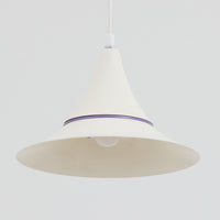 Design Lightの「Riva」は、デンマーク製のビンテージペンダントライトです。スチール製のシェードは、上部から裾へ滑らかに広がる優美なフォルムが特徴で、途中に配されたパープル系のラインがさりげないアクセントになっています。直径25cmのコンパクトなサイズながら造形的な存在感があり、ダイニングやキッチン、カウンターなどにも取り入れやすいデザイン。柔らかなアイボリー系の色合いと流麗なシルエットが、北欧ビンテージらしい趣を感じさせる一灯です。