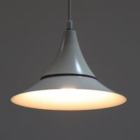 Design Lightの「Riva」は、デンマーク製のビンテージペンダントライトです。スチール製のシェードは、上部から裾へ滑らかに広がる優美なフォルムが特徴で、途中に配されたパープル系のラインがさりげないアクセントになっています。直径25cmのコンパクトなサイズながら造形的な存在感があり、ダイニングやキッチン、カウンターなどにも取り入れやすいデザイン。柔らかなアイボリー系の色合いと流麗なシルエットが、北欧ビンテージらしい趣を感じさせる一灯です。