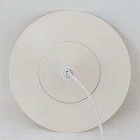 Design Lightの「Riva」は、デンマーク製のビンテージペンダントライトです。スチール製のシェードは、上部から裾へ滑らかに広がる優美なフォルムが特徴で、途中に配されたパープル系のラインがさりげないアクセントになっています。直径25cmのコンパクトなサイズながら造形的な存在感があり、ダイニングやキッチン、カウンターなどにも取り入れやすいデザイン。柔らかなアイボリー系の色合いと流麗なシルエットが、北欧ビンテージらしい趣を感じさせる一灯です。