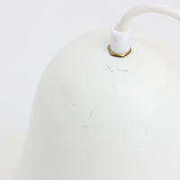 Verner Panton（ヴェルナー・パントン）による「Pantop」のペンダントライトです。アルミ製のシェードは、ベルを思わせる滑らかな曲線と大きく広がる裾が特徴で、シンプルながら彫刻的な存在感を備えています。光源をシェード内に収める構造により、点灯時には下方へ柔らかな光が広がり、ダイニングテーブルやカウンター上の照明としてもおすすめ。直径30cmの取り入れやすいサイズで、時代を経ても色褪せない造形美を楽しめる北欧ビンテージならではの一灯です。