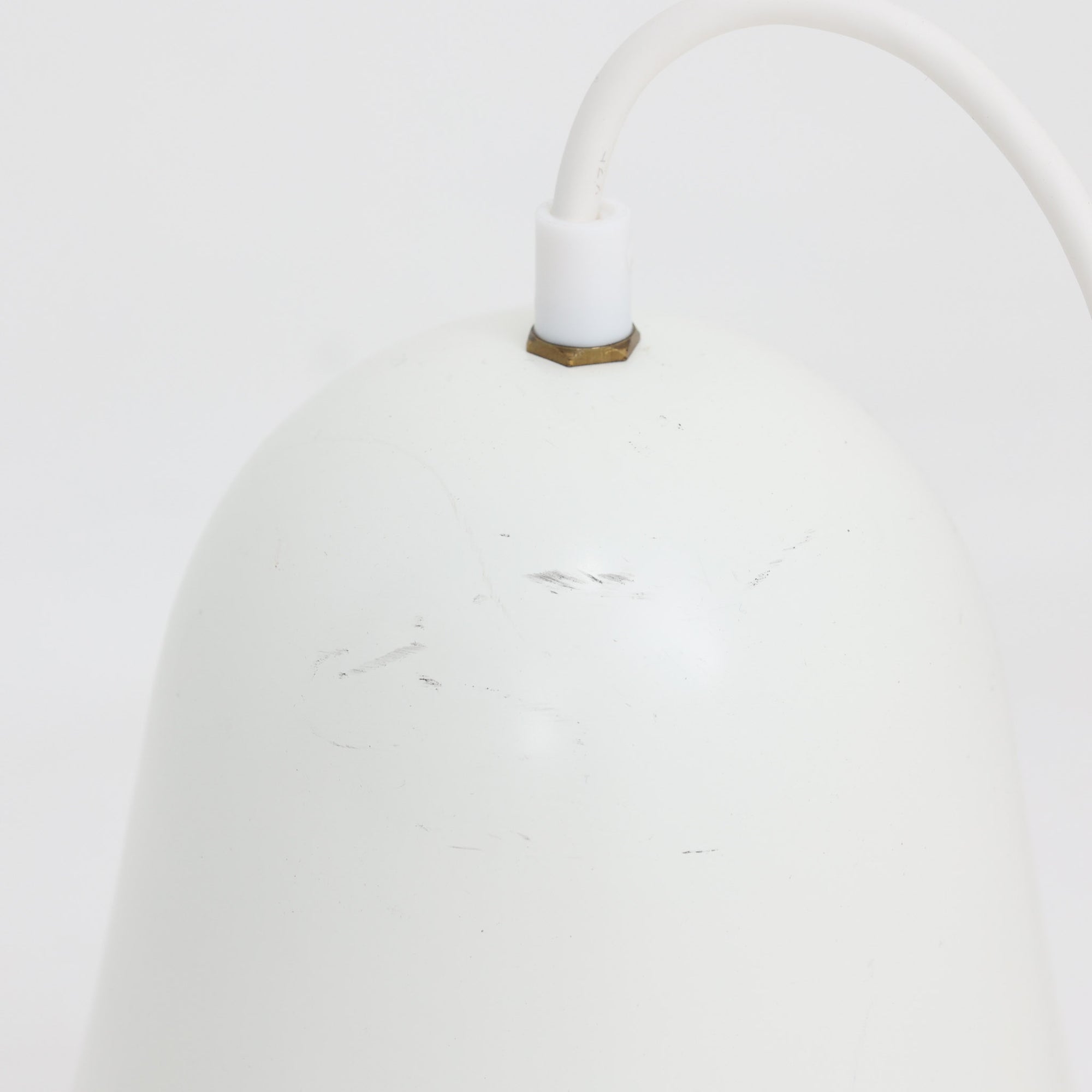 Verner Panton（ヴェルナー・パントン）による「Pantop」のペンダントライトです。アルミ製のシェードは、ベルを思わせる滑らかな曲線と大きく広がる裾が特徴で、シンプルながら彫刻的な存在感を備えています。光源をシェード内に収める構造により、点灯時には下方へ柔らかな光が広がり、ダイニングテーブルやカウンター上の照明としてもおすすめ。直径30cmの取り入れやすいサイズで、時代を経ても色褪せない造形美を楽しめる北欧ビンテージならではの一灯です。