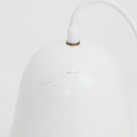 Verner Panton（ヴェルナー・パントン）による「Pantop」のペンダントライトです。アルミ製のシェードは、ベルを思わせる滑らかな曲線と大きく広がる裾が特徴で、シンプルながら彫刻的な存在感を備えています。光源をシェード内に収める構造により、点灯時には下方へ柔らかな光が広がり、ダイニングテーブルやカウンター上の照明としてもおすすめ。直径30cmの取り入れやすいサイズで、時代を経ても色褪せない造形美を楽しめる北欧ビンテージならではの一灯です。