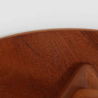 Hans J. Wegnerがデザインし、Andreas Tuckが製造を手掛けたAT8。チーク材の円形天板とオーク材の脚部を組み合わせ、異なる木材の表情を巧みに生かした一台です。直径98cmの伸びやかな天板を、外側へ緩やかに開く4本のテーパードレッグが軽快に支えるシンプルな構成で、素材とプロポーションの美しさが際立ちます。ソファを囲むリビングの主役として取り入れやすく、ウェグナーらしい端正な造形と年月を重ねた木部の風合いを味わえるビンテージ品です。