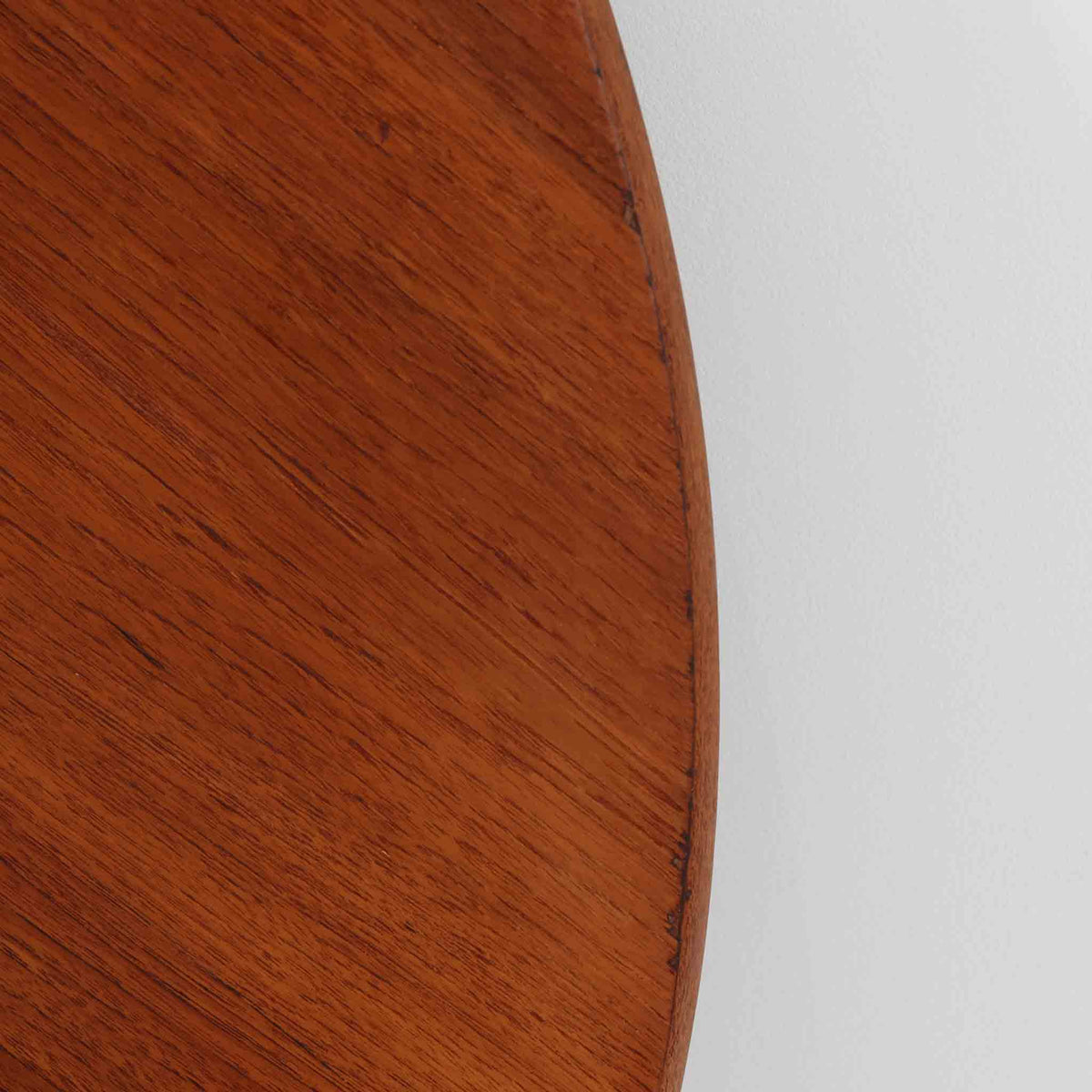 Hans J. Wegnerがデザインし、Andreas Tuckが製造を手掛けたAT8。チーク材の円形天板とオーク材の脚部を組み合わせ、異なる木材の表情を巧みに生かした一台です。直径98cmの伸びやかな天板を、外側へ緩やかに開く4本のテーパードレッグが軽快に支えるシンプルな構成で、素材とプロポーションの美しさが際立ちます。ソファを囲むリビングの主役として取り入れやすく、ウェグナーらしい端正な造形と年月を重ねた木部の風合いを味わえるビンテージ品です。