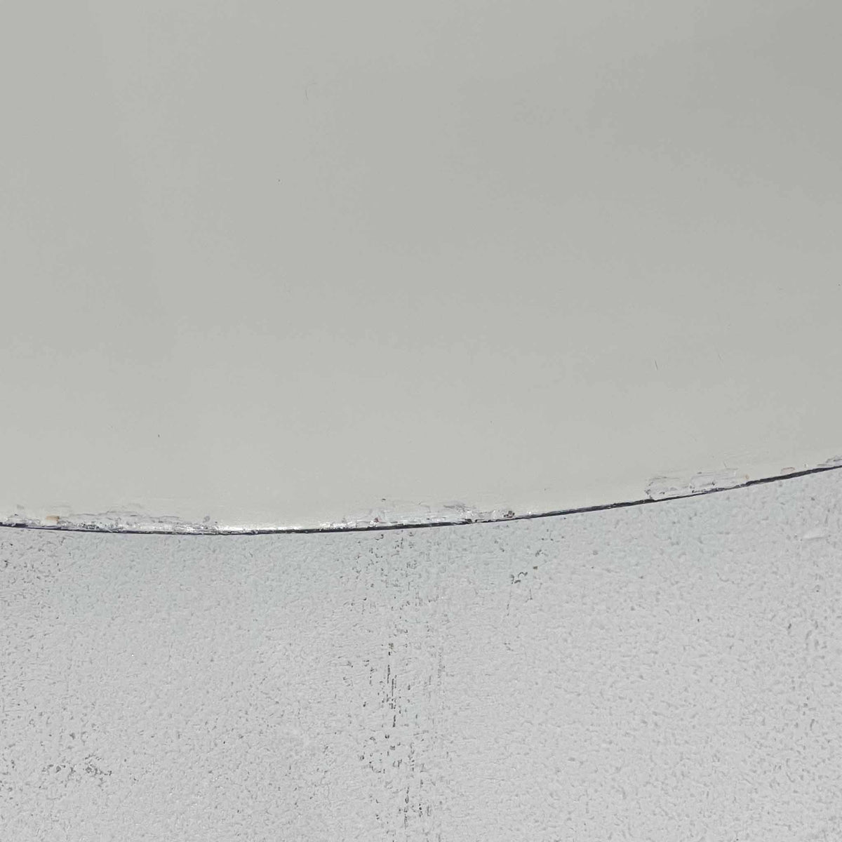Fog &amp; Morupの「Troubadour」は、Raija Uosikkinen（ライヤ・ウオシッキネン）によるデザインが印象的なデンマーク製のビンテージ照明です。直径30cmの琺瑯加工スチール製シェードには、花々と中世を思わせる人物が連続して描かれ、ブラウンを基調とした繊細な絵柄が大きな魅力。丸みを帯びたシンプルなフォルムと装飾性豊かな図柄の対比が美しく、消灯時にも空間を彩る存在感があります。ダイニングやリビングのアクセントとして楽しみたい一灯です。