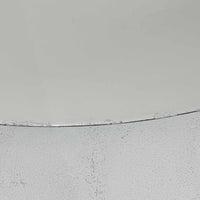 Fog & Morupの「Troubadour」は、Raija Uosikkinen（ライヤ・ウオシッキネン）によるデザインが印象的なデンマーク製のビンテージ照明です。直径30cmの琺瑯加工スチール製シェードには、花々と中世を思わせる人物が連続して描かれ、ブラウンを基調とした繊細な絵柄が大きな魅力。丸みを帯びたシンプルなフォルムと装飾性豊かな図柄の対比が美しく、消灯時にも空間を彩る存在感があります。ダイニングやリビングのアクセントとして楽しみたい一灯です。