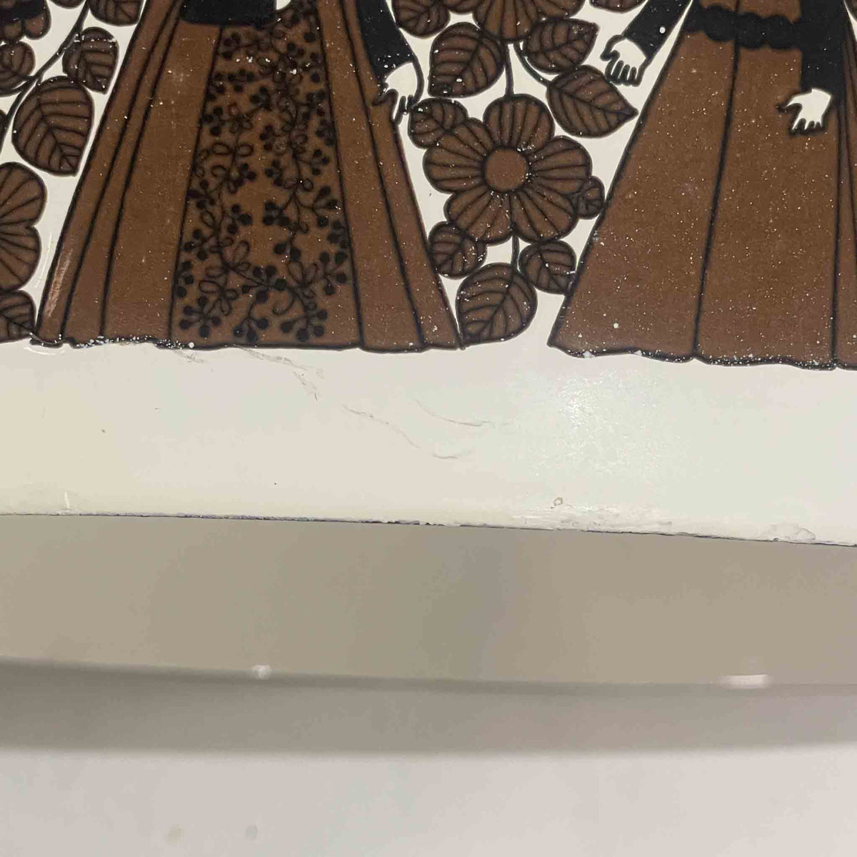 Fog &amp; Morupの「Troubadour」は、Raija Uosikkinen（ライヤ・ウオシッキネン）によるデザインが印象的なデンマーク製のビンテージ照明です。直径30cmの琺瑯加工スチール製シェードには、花々と中世を思わせる人物が連続して描かれ、ブラウンを基調とした繊細な絵柄が大きな魅力。丸みを帯びたシンプルなフォルムと装飾性豊かな図柄の対比が美しく、消灯時にも空間を彩る存在感があります。ダイニングやリビングのアクセントとして楽しみたい一灯です。