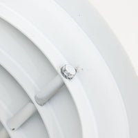 デンマーク製のビンテージペンダントライトです。アルミ製のシェードを幾重にも重ねた特徴的な構造で、直径15cmのコンパクトなサイズながら立体感のある佇まいが魅力。ホワイトで統一された端正なフォルムは圧迫感が少なく、複数のシェードが光源を覆うことで直接光を抑えながら周囲へ光を広げます。北欧らしい機能性と造形美を感じさせ、ダイニングやキッチン、カウンターなどのポイント照明にも取り入れやすい一灯です。