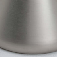 デンマーク製のビンテージペンダントライトです。スチール製のシェードに天然木を組み合わせ、異素材のコントラストが印象的なデザイン。緩やかに広がるシェードと丸みを持たせた縁のフォルムは、シンプルながら存在感があります。直径18cmとコンパクトで、ダイニングやキッチンカウンター、玄関などのポイント照明にもおすすめ。木部の温かな表情と金属の端正な質感が調和した、北欧ビンテージらしい一灯です。