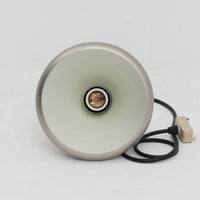 デンマーク製のビンテージペンダントライトです。スチール製のシェードに天然木を組み合わせ、異素材のコントラストが印象的なデザイン。緩やかに広がるシェードと丸みを持たせた縁のフォルムは、シンプルながら存在感があります。直径18cmとコンパクトで、ダイニングやキッチンカウンター、玄関などのポイント照明にもおすすめ。木部の温かな表情と金属の端正な質感が調和した、北欧ビンテージらしい一灯です。