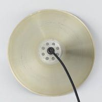 Philipsのモデル「LDK 400」、デンマーク製のビンテージペンダントライトです。アルミを用いたシンプルな一枚シェードは、上部から裾に向かって緩やかに広がる美しいフォルムが特徴。直径29cmと程よいサイズで、ダイニングやキッチン、カウンターなどにも取り入れやすく、金属の落ち着いた質感が空間を上品に演出します。無駄を抑えた端正な造形と経年による風合いに、北欧ビンテージ照明らしい趣が感じられる一灯です。