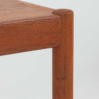 チーク材の豊かな木目と温かみのある色合いを活かした、北欧ビンテージのセンターテーブルです。すっきりとした長方形の天板に細身の脚を合わせた軽快なフォルムで、天板の片側には取り外し可能なボックス状のスペースを備えた特徴的なデザイン。雑誌や小物類の収納などにも活用でき、ソファ前をすっきりと整えられます。幅94cmと取り入れやすいサイズ感で、経年によって深みを増したチーク材の風合いと、機能性を意匠へ取り込んだユニークな佇まいを楽しめる一台です。
