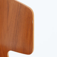 アルネ・ヤコブセンがデザインし、Fritz Hansenが製造した「T Chair」です。チーク材の成形合板による背座一体型のシェルは、背面上部を左右に広げた特徴的なシルエットと、身体に沿う緩やかな曲面が魅力。細身の金属脚との組み合わせが軽快で、ダイニングはもちろん、書斎や玄関のアクセントチェアにもおすすめです。美しい木目と時を重ねた風合い、合理的な構造に宿る北欧ビンテージらしい存在感を楽しめます。