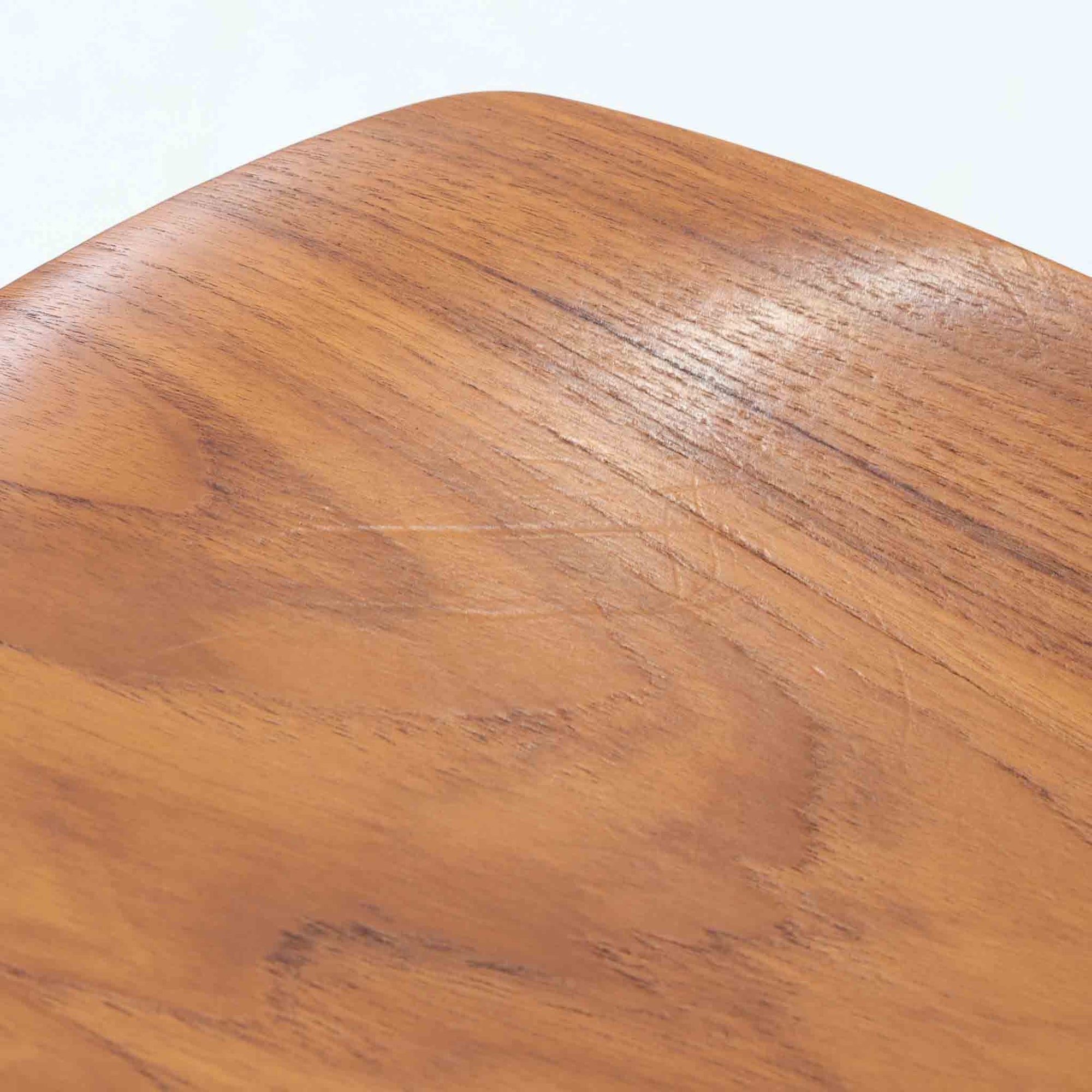 アルネ・ヤコブセンがデザインし、Fritz Hansenが製造した「T Chair」です。チーク材の成形合板による背座一体型のシェルは、背面上部を左右に広げた特徴的なシルエットと、身体に沿う緩やかな曲面が魅力。細身の金属脚との組み合わせが軽快で、ダイニングはもちろん、書斎や玄関のアクセントチェアにもおすすめです。美しい木目と時を重ねた風合い、合理的な構造に宿る北欧ビンテージらしい存在感を楽しめます。