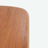 アルネ・ヤコブセンがデザインし、Fritz Hansenが製造した「T Chair」です。チーク材の成形合板による背座一体型のシェルは、背面上部を左右に広げた特徴的なシルエットと、身体に沿う緩やかな曲面が魅力。細身の金属脚との組み合わせが軽快で、ダイニングはもちろん、書斎や玄関のアクセントチェアにもおすすめです。美しい木目と時を重ねた風合い、合理的な構造に宿る北欧ビンテージらしい存在感を楽しめます。