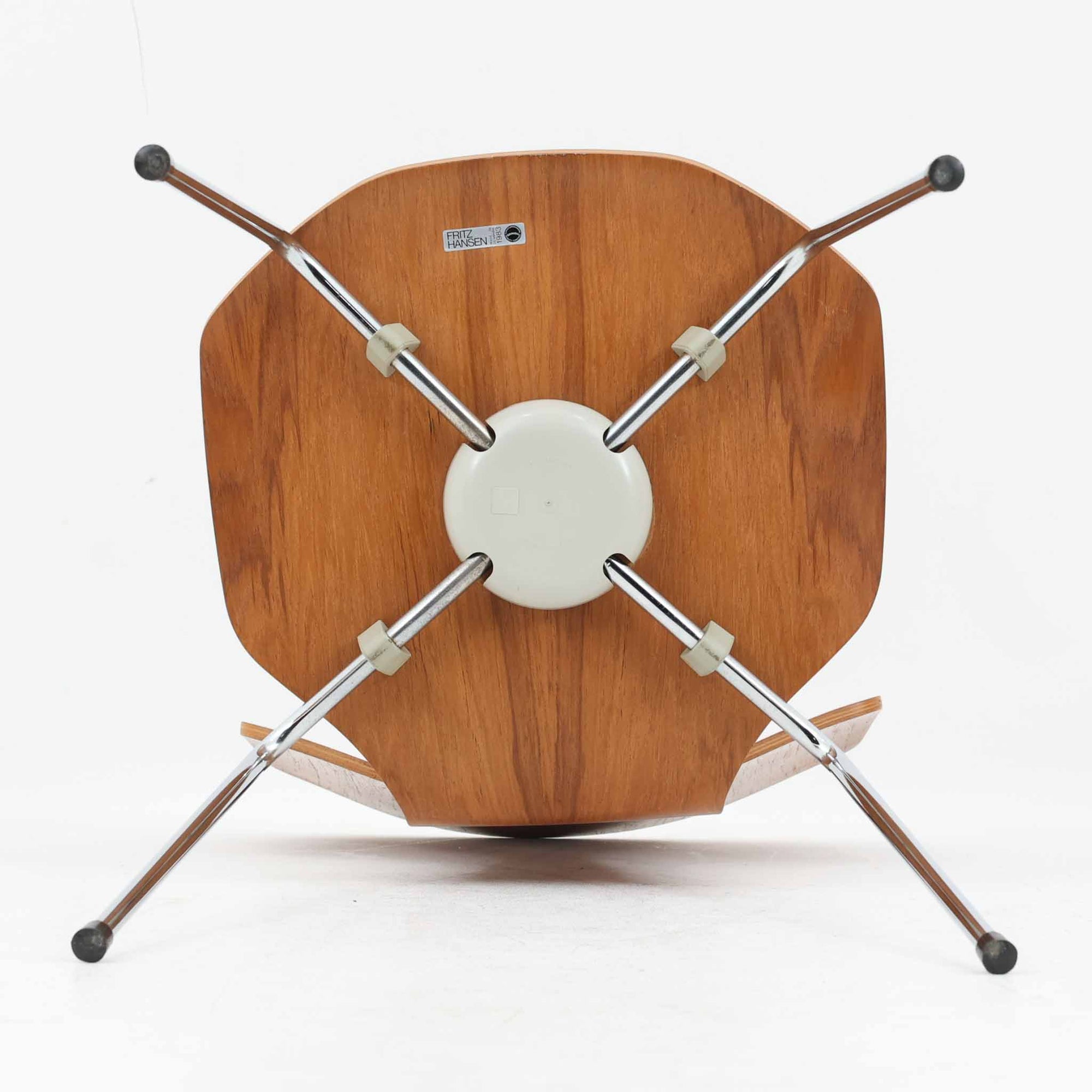 アルネ・ヤコブセンがデザインし、Fritz Hansenが製造した「T Chair」です。チーク材の成形合板による背座一体型のシェルは、背面上部を左右に広げた特徴的なシルエットと、身体に沿う緩やかな曲面が魅力。細身の金属脚との組み合わせが軽快で、ダイニングはもちろん、書斎や玄関のアクセントチェアにもおすすめです。美しい木目と時を重ねた風合い、合理的な構造に宿る北欧ビンテージらしい存在感を楽しめます。