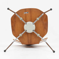アルネ・ヤコブセンがデザインし、Fritz Hansenが製造した「T Chair」です。チーク材の成形合板による背座一体型のシェルは、背面上部を左右に広げた特徴的なシルエットと、身体に沿う緩やかな曲面が魅力。細身の金属脚との組み合わせが軽快で、ダイニングはもちろん、書斎や玄関のアクセントチェアにもおすすめです。美しい木目と時を重ねた風合い、合理的な構造に宿る北欧ビンテージらしい存在感を楽しめます。