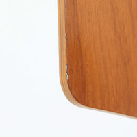 アルネ・ヤコブセンがデザインし、Fritz Hansenが製造した「T Chair」です。チーク材の成形合板による背座一体型のシェルは、背面上部を左右に広げた特徴的なシルエットと、身体に沿う緩やかな曲面が魅力。細身の金属脚との組み合わせが軽快で、ダイニングはもちろん、書斎や玄関のアクセントチェアにもおすすめです。美しい木目と時を重ねた風合い、合理的な構造に宿る北欧ビンテージらしい存在感を楽しめます。