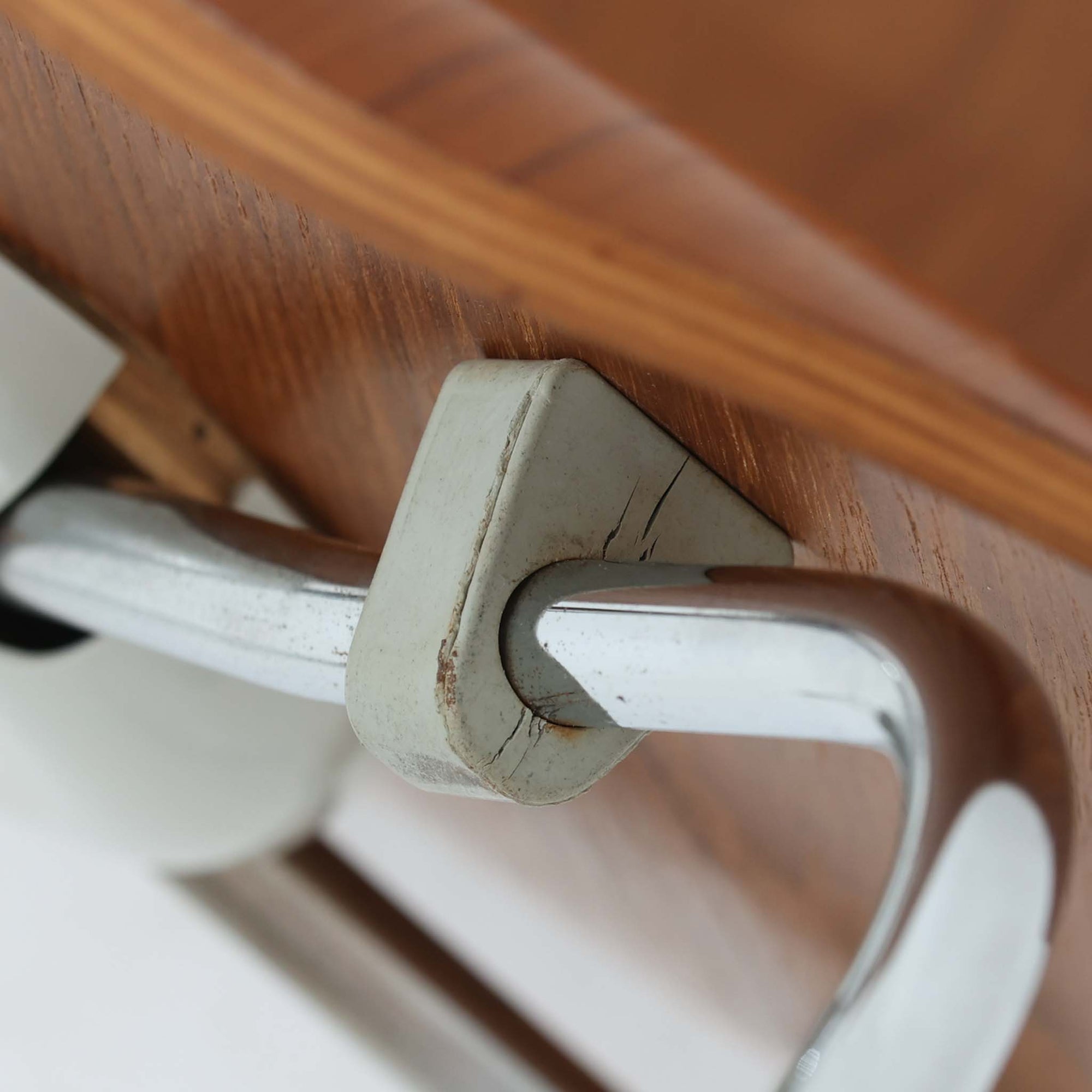 アルネ・ヤコブセンがデザインし、Fritz Hansenが製造した「T Chair」です。チーク材の成形合板による背座一体型のシェルは、背面上部を左右に広げた特徴的なシルエットと、身体に沿う緩やかな曲面が魅力。細身の金属脚との組み合わせが軽快で、ダイニングはもちろん、書斎や玄関のアクセントチェアにもおすすめです。美しい木目と時を重ねた風合い、合理的な構造に宿る北欧ビンテージらしい存在感を楽しめます。