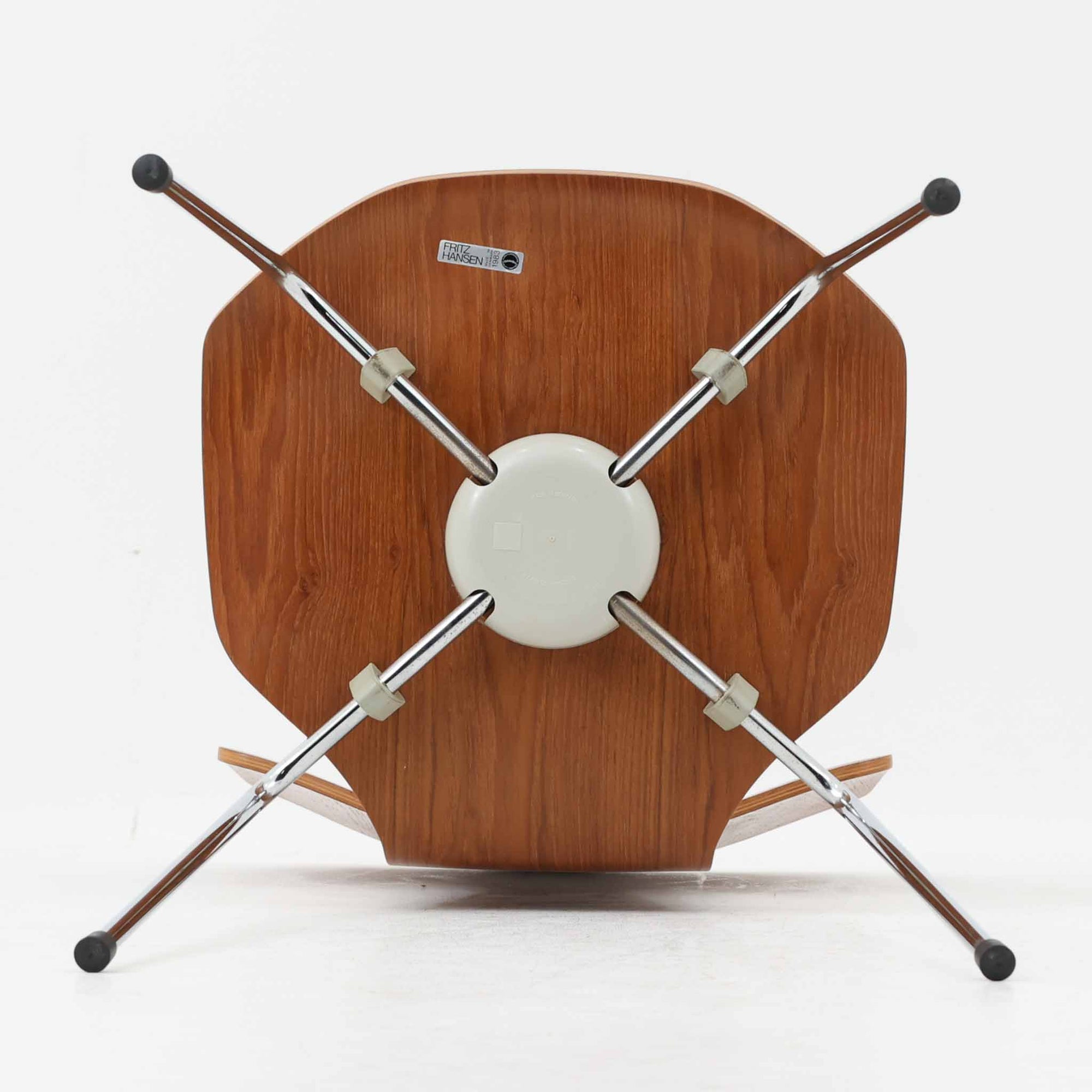 アルネ・ヤコブセンがデザインし、Fritz Hansenが製造した「T Chair」です。チーク材の成形合板による背座一体型のシェルは、背面上部を左右に広げた特徴的なシルエットと、身体に沿う緩やかな曲面が魅力。細身の金属脚との組み合わせが軽快で、ダイニングはもちろん、書斎や玄関のアクセントチェアにもおすすめです。美しい木目と時を重ねた風合い、合理的な構造に宿る北欧ビンテージらしい存在感を楽しめます。