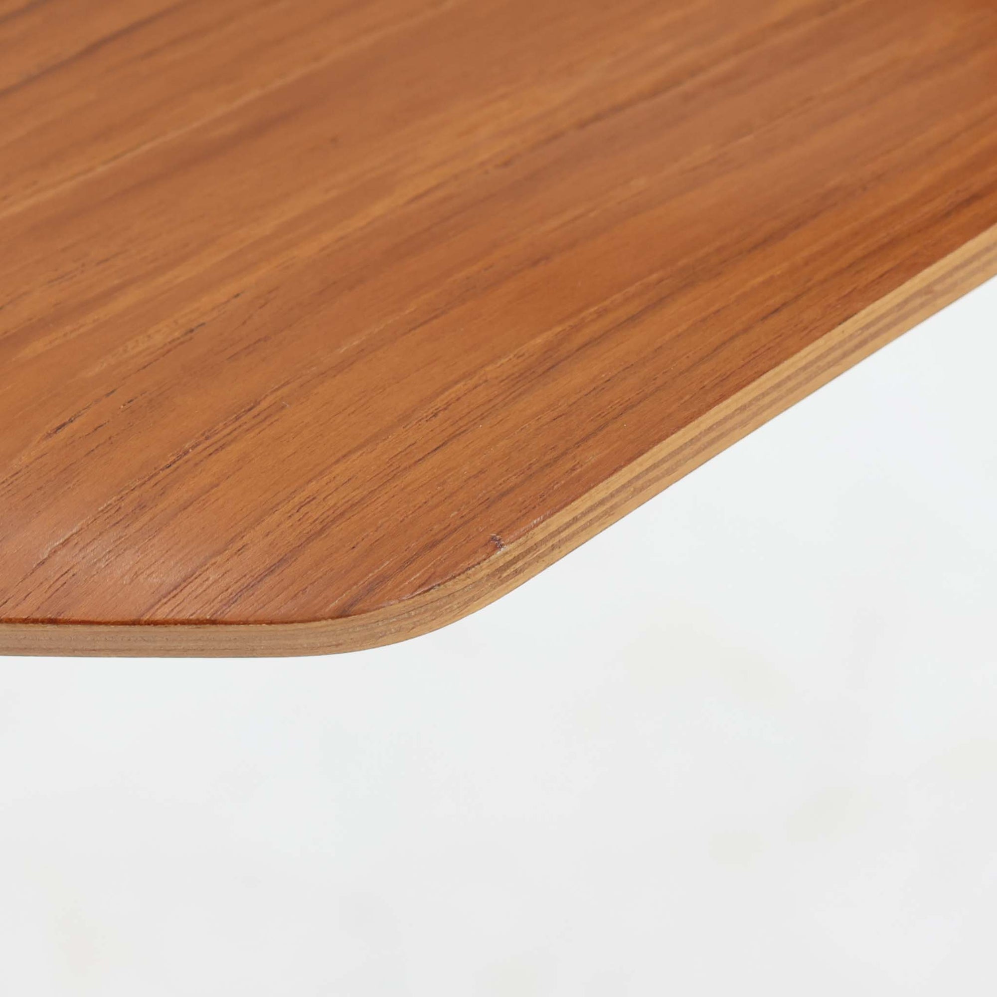 アルネ・ヤコブセンがデザインし、Fritz Hansenが製造した「T Chair」です。チーク材の成形合板による背座一体型のシェルは、背面上部を左右に広げた特徴的なシルエットと、身体に沿う緩やかな曲面が魅力。細身の金属脚との組み合わせが軽快で、ダイニングはもちろん、書斎や玄関のアクセントチェアにもおすすめです。美しい木目と時を重ねた風合い、合理的な構造に宿る北欧ビンテージらしい存在感を楽しめます。
