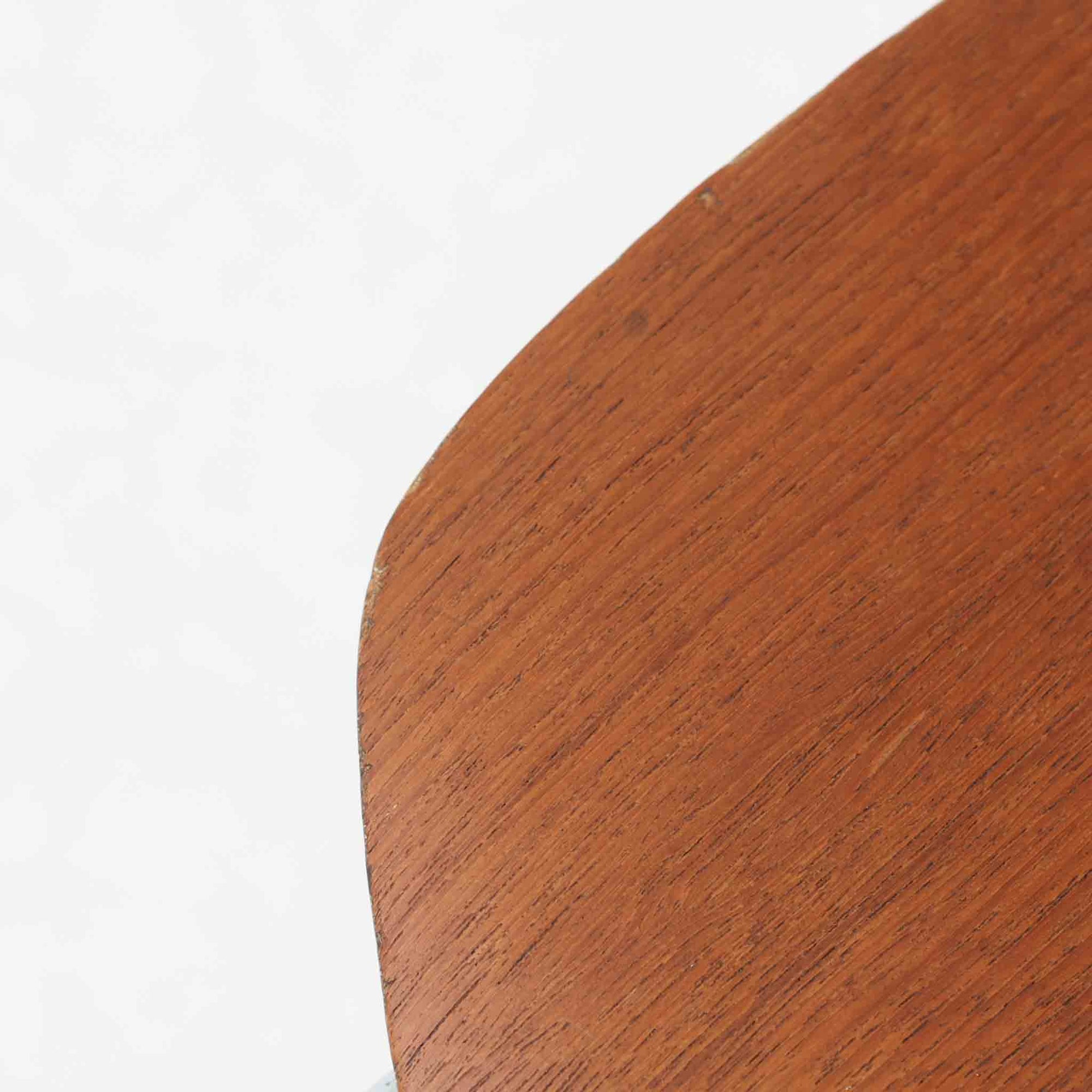アルネ・ヤコブセンがデザインし、Fritz Hansenが製造した「T Chair」です。チーク材の成形合板による背座一体型のシェルは、背面上部を左右に広げた特徴的なシルエットと、身体に沿う緩やかな曲面が魅力。細身の金属脚との組み合わせが軽快で、ダイニングはもちろん、書斎や玄関のアクセントチェアにもおすすめです。美しい木目と時を重ねた風合い、合理的な構造に宿る北欧ビンテージらしい存在感を楽しめます。