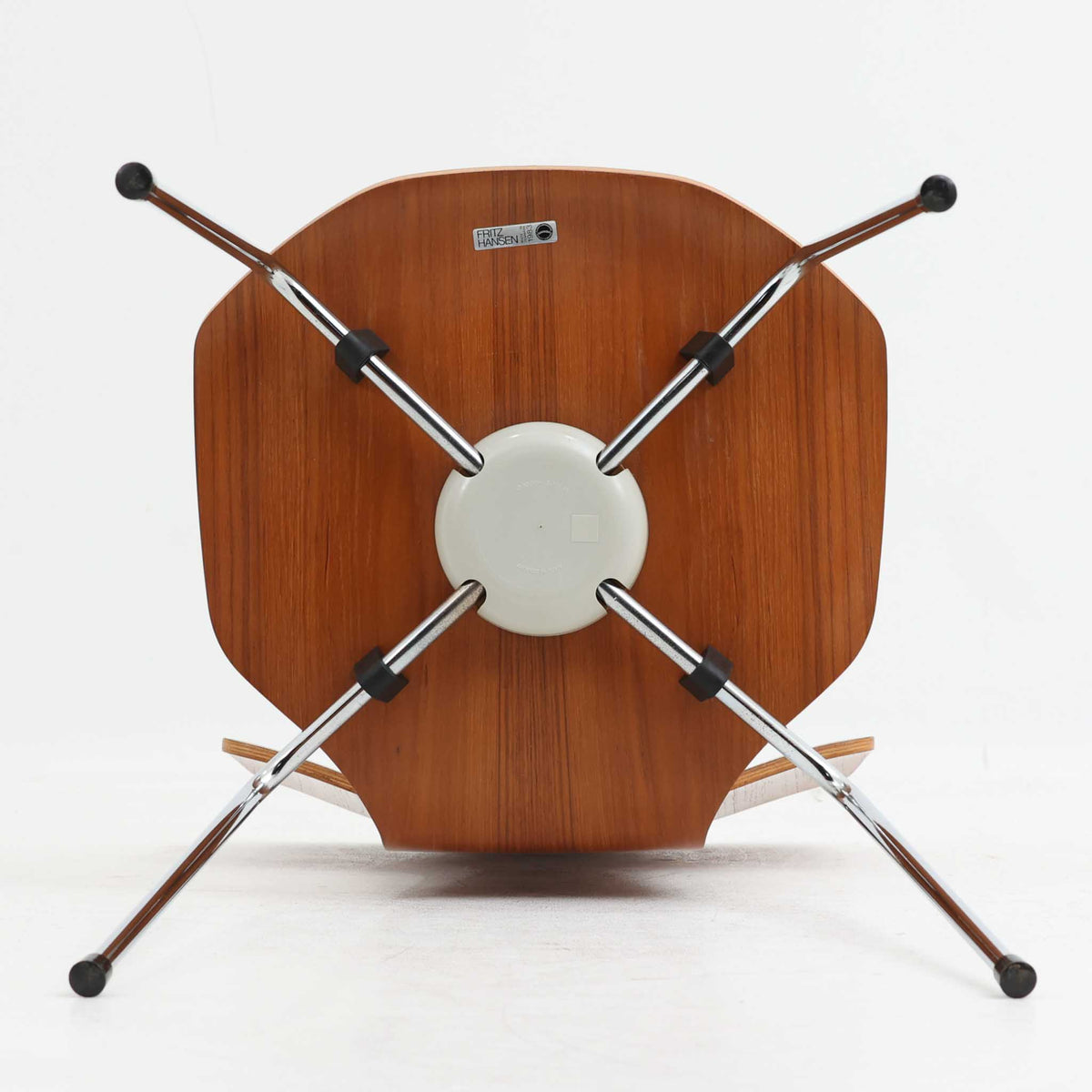 アルネ・ヤコブセンがデザインし、Fritz Hansenが製造した「T Chair」です。チーク材の成形合板による背座一体型のシェルは、背面上部を左右に広げた特徴的なシルエットと、身体に沿う緩やかな曲面が魅力。細身の金属脚との組み合わせが軽快で、ダイニングはもちろん、書斎や玄関のアクセントチェアにもおすすめです。美しい木目と時を重ねた風合い、合理的な構造に宿る北欧ビンテージらしい存在感を楽しめます。