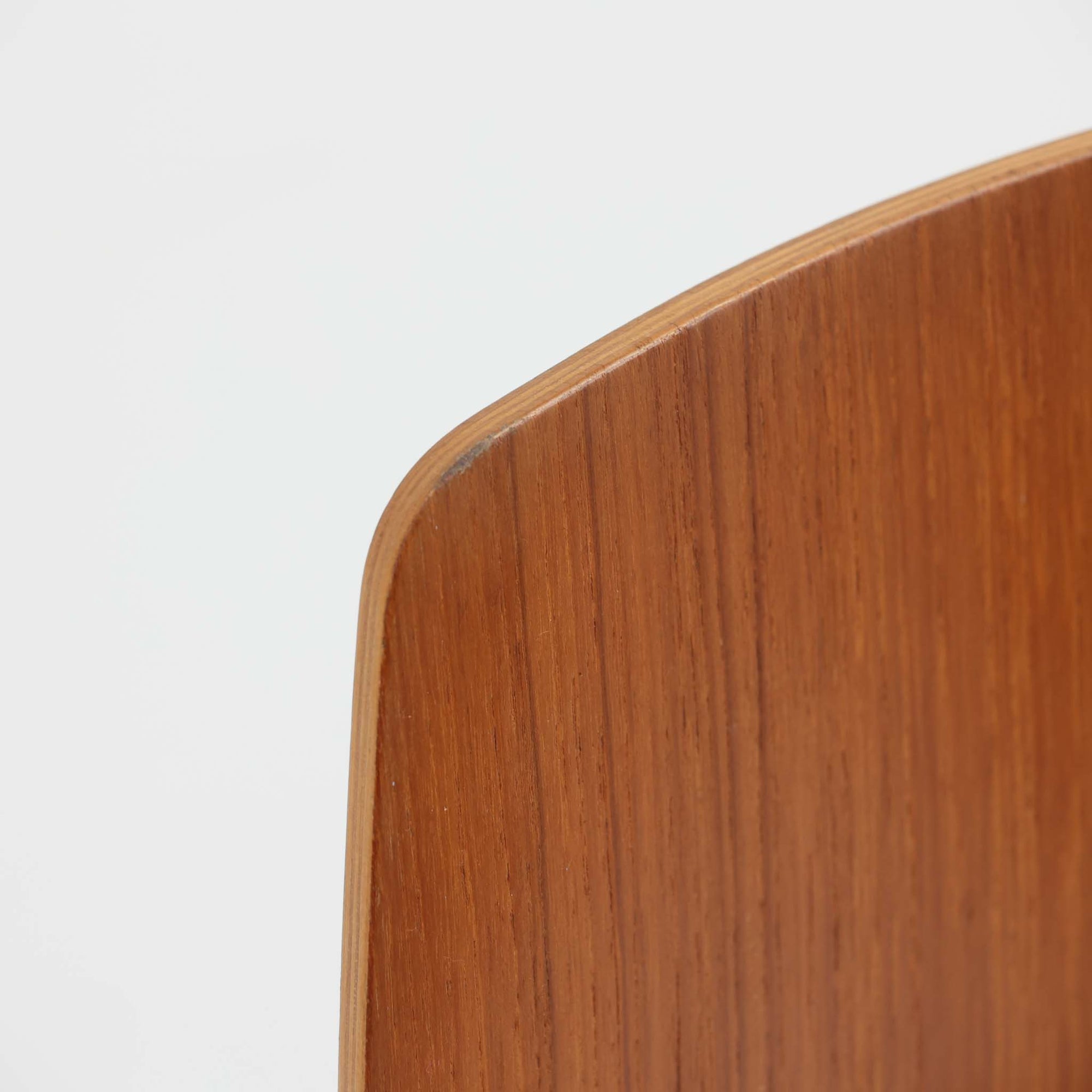 アルネ・ヤコブセンがデザインし、Fritz Hansenが製造した「T Chair」です。チーク材の成形合板による背座一体型のシェルは、背面上部を左右に広げた特徴的なシルエットと、身体に沿う緩やかな曲面が魅力。細身の金属脚との組み合わせが軽快で、ダイニングはもちろん、書斎や玄関のアクセントチェアにもおすすめです。美しい木目と時を重ねた風合い、合理的な構造に宿る北欧ビンテージらしい存在感を楽しめます。