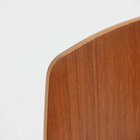 アルネ・ヤコブセンがデザインし、Fritz Hansenが製造した「T Chair」です。チーク材の成形合板による背座一体型のシェルは、背面上部を左右に広げた特徴的なシルエットと、身体に沿う緩やかな曲面が魅力。細身の金属脚との組み合わせが軽快で、ダイニングはもちろん、書斎や玄関のアクセントチェアにもおすすめです。美しい木目と時を重ねた風合い、合理的な構造に宿る北欧ビンテージらしい存在感を楽しめます。