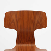 アルネ・ヤコブセンがデザインし、Fritz Hansenが製造した「T Chair」です。チーク材の成形合板による背座一体型のシェルは、背面上部を左右に広げた特徴的なシルエットと、身体に沿う緩やかな曲面が魅力。細身の金属脚との組み合わせが軽快で、ダイニングはもちろん、書斎や玄関のアクセントチェアにもおすすめです。美しい木目と時を重ねた風合い、合理的な構造に宿る北欧ビンテージらしい存在感を楽しめます。