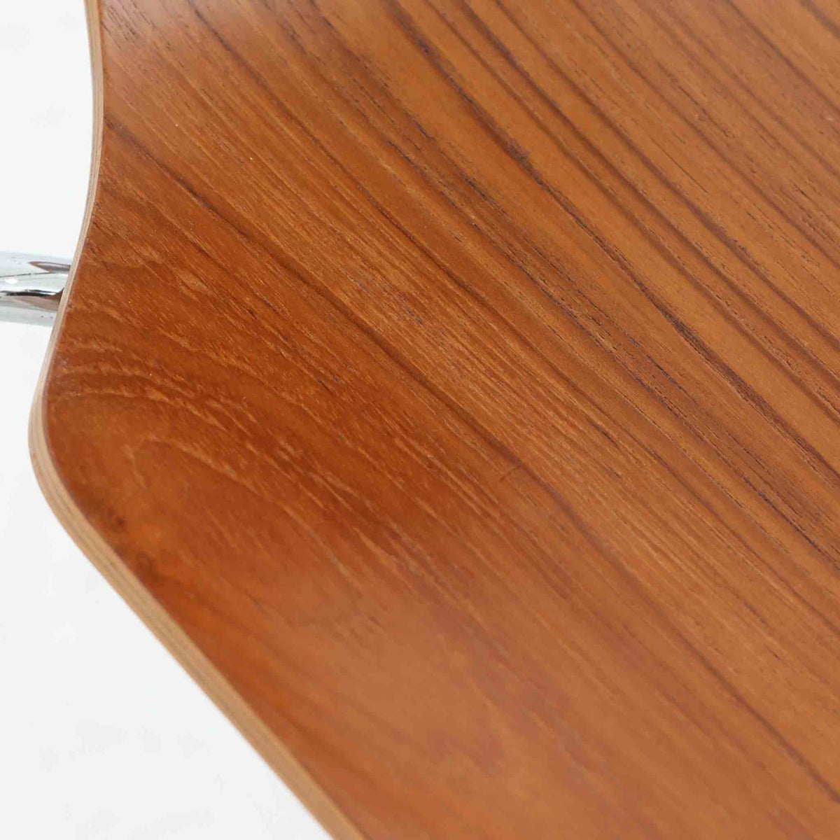 アルネ・ヤコブセンがデザインし、Fritz Hansenが製造した「T Chair」です。チーク材の成形合板による背座一体型のシェルは、背面上部を左右に広げた特徴的なシルエットと、身体に沿う緩やかな曲面が魅力。細身の金属脚との組み合わせが軽快で、ダイニングはもちろん、書斎や玄関のアクセントチェアにもおすすめです。美しい木目と時を重ねた風合い、合理的な構造に宿る北欧ビンテージらしい存在感を楽しめます。
