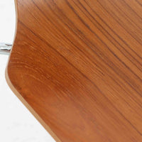 アルネ・ヤコブセンがデザインし、Fritz Hansenが製造した「T Chair」です。チーク材の成形合板による背座一体型のシェルは、背面上部を左右に広げた特徴的なシルエットと、身体に沿う緩やかな曲面が魅力。細身の金属脚との組み合わせが軽快で、ダイニングはもちろん、書斎や玄関のアクセントチェアにもおすすめです。美しい木目と時を重ねた風合い、合理的な構造に宿る北欧ビンテージらしい存在感を楽しめます。
