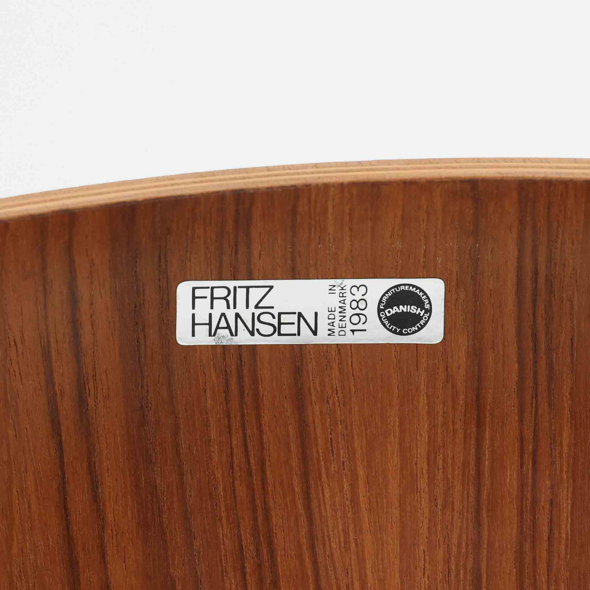 アルネ・ヤコブセンがデザインし、Fritz Hansenが製造した「T Chair」です。チーク材の成形合板による背座一体型のシェルは、背面上部を左右に広げた特徴的なシルエットと、身体に沿う緩やかな曲面が魅力。細身の金属脚との組み合わせが軽快で、ダイニングはもちろん、書斎や玄関のアクセントチェアにもおすすめです。美しい木目と時を重ねた風合い、合理的な構造に宿る北欧ビンテージらしい存在感を楽しめます。
