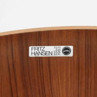 アルネ・ヤコブセンがデザインし、Fritz Hansenが製造した「T Chair」です。チーク材の成形合板による背座一体型のシェルは、背面上部を左右に広げた特徴的なシルエットと、身体に沿う緩やかな曲面が魅力。細身の金属脚との組み合わせが軽快で、ダイニングはもちろん、書斎や玄関のアクセントチェアにもおすすめです。美しい木目と時を重ねた風合い、合理的な構造に宿る北欧ビンテージらしい存在感を楽しめます。