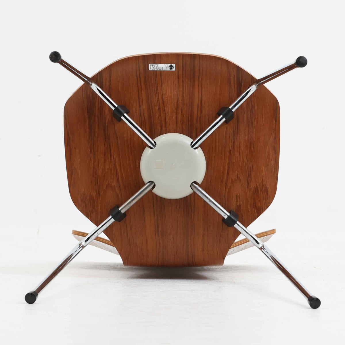 アルネ・ヤコブセンがデザインし、Fritz Hansenが製造した「T Chair」です。チーク材の成形合板による背座一体型のシェルは、背面上部を左右に広げた特徴的なシルエットと、身体に沿う緩やかな曲面が魅力。細身の金属脚との組み合わせが軽快で、ダイニングはもちろん、書斎や玄関のアクセントチェアにもおすすめです。美しい木目と時を重ねた風合い、合理的な構造に宿る北欧ビンテージらしい存在感を楽しめます。
