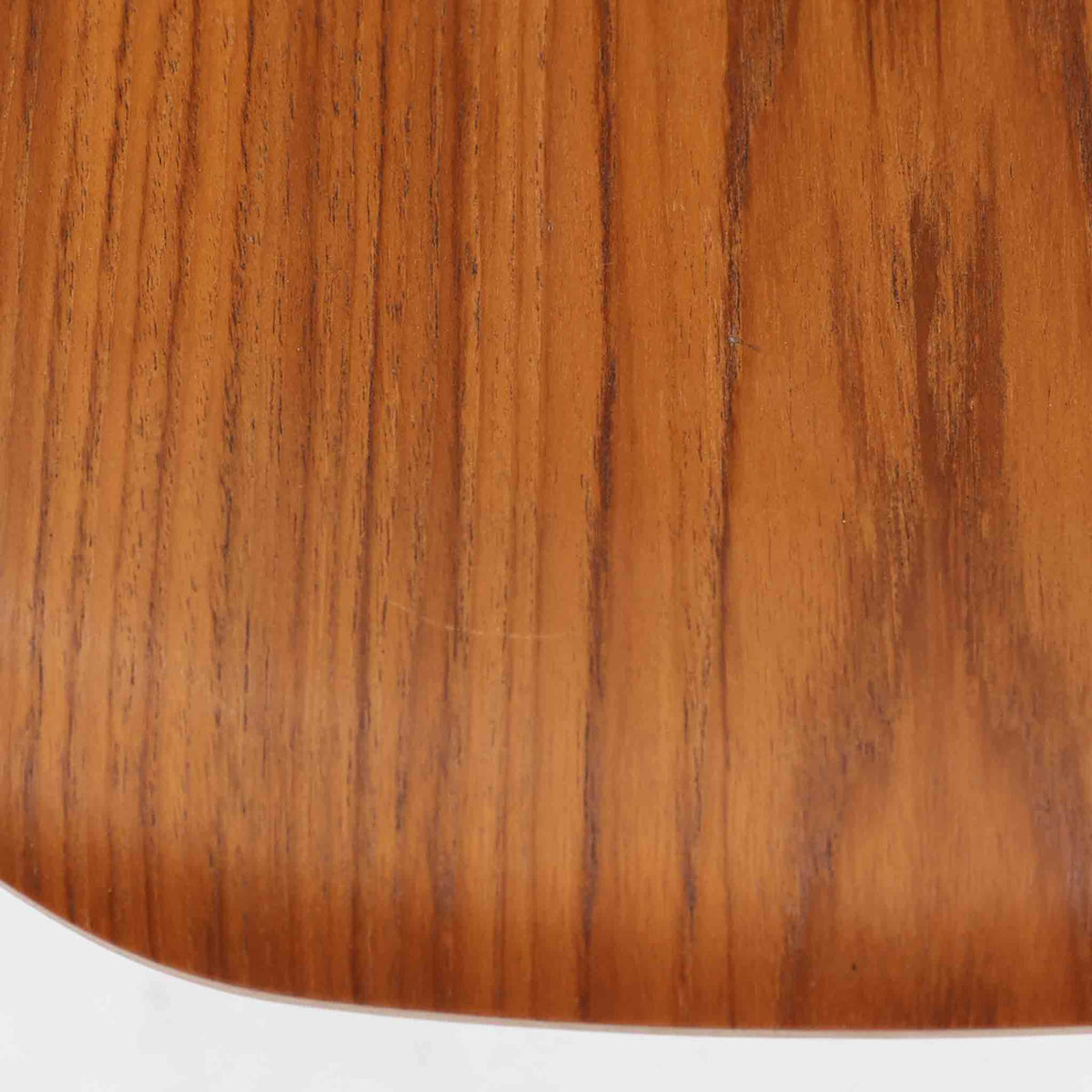 アルネ・ヤコブセンがデザインし、Fritz Hansenが製造した「T Chair」です。チーク材の成形合板による背座一体型のシェルは、背面上部を左右に広げた特徴的なシルエットと、身体に沿う緩やかな曲面が魅力。細身の金属脚との組み合わせが軽快で、ダイニングはもちろん、書斎や玄関のアクセントチェアにもおすすめです。美しい木目と時を重ねた風合い、合理的な構造に宿る北欧ビンテージらしい存在感を楽しめます。