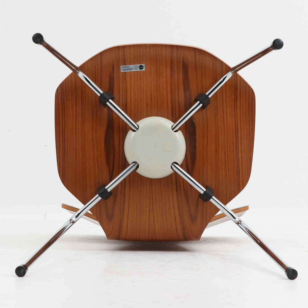アルネ・ヤコブセンがデザインし、Fritz Hansenが製造した「T Chair」です。チーク材の成形合板による背座一体型のシェルは、背面上部を左右に広げた特徴的なシルエットと、身体に沿う緩やかな曲面が魅力。細身の金属脚との組み合わせが軽快で、ダイニングはもちろん、書斎や玄関のアクセントチェアにもおすすめです。美しい木目と時を重ねた風合い、合理的な構造に宿る北欧ビンテージらしい存在感を楽しめます。