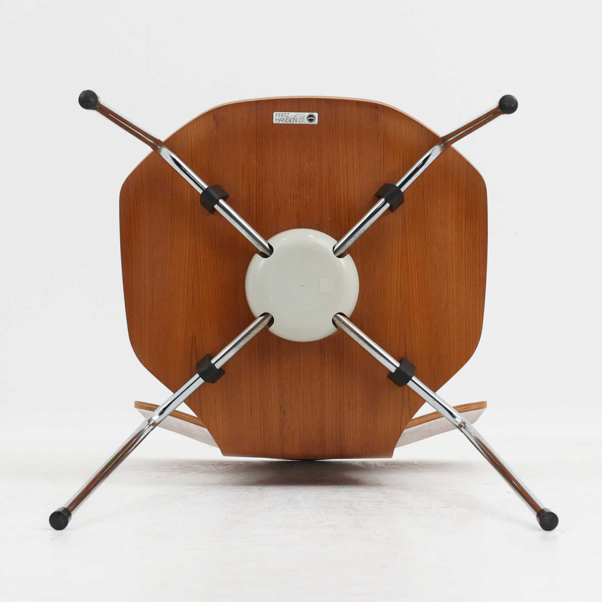 アルネ・ヤコブセンがデザインし、Fritz Hansenが製造した「T Chair」です。チーク材の成形合板による背座一体型のシェルは、背面上部を左右に広げた特徴的なシルエットと、身体に沿う緩やかな曲面が魅力。細身の金属脚との組み合わせが軽快で、ダイニングはもちろん、書斎や玄関のアクセントチェアにもおすすめです。美しい木目と時を重ねた風合い、合理的な構造に宿る北欧ビンテージらしい存在感を楽しめます。