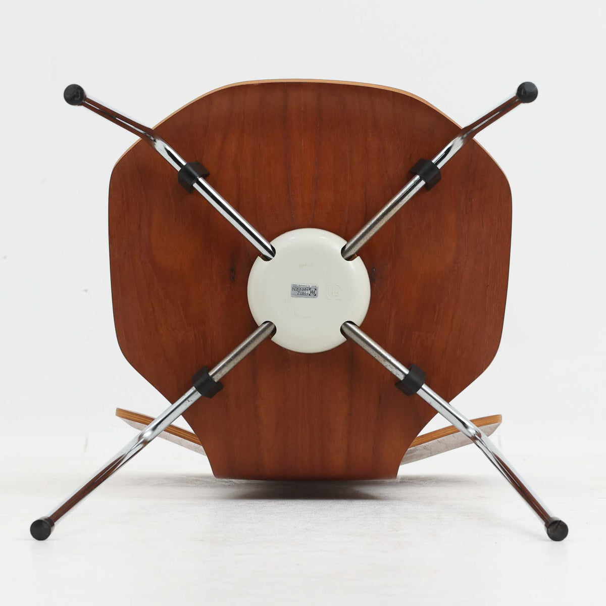 アルネ・ヤコブセンがデザインし、Fritz Hansenが製造した「T Chair」です。チーク材の成形合板による背座一体型のシェルは、背面上部を左右に広げた特徴的なシルエットと、身体に沿う緩やかな曲面が魅力。細身の金属脚との組み合わせが軽快で、ダイニングはもちろん、書斎や玄関のアクセントチェアにもおすすめです。美しい木目と時を重ねた風合い、合理的な構造に宿る北欧ビンテージらしい存在感を楽しめます。