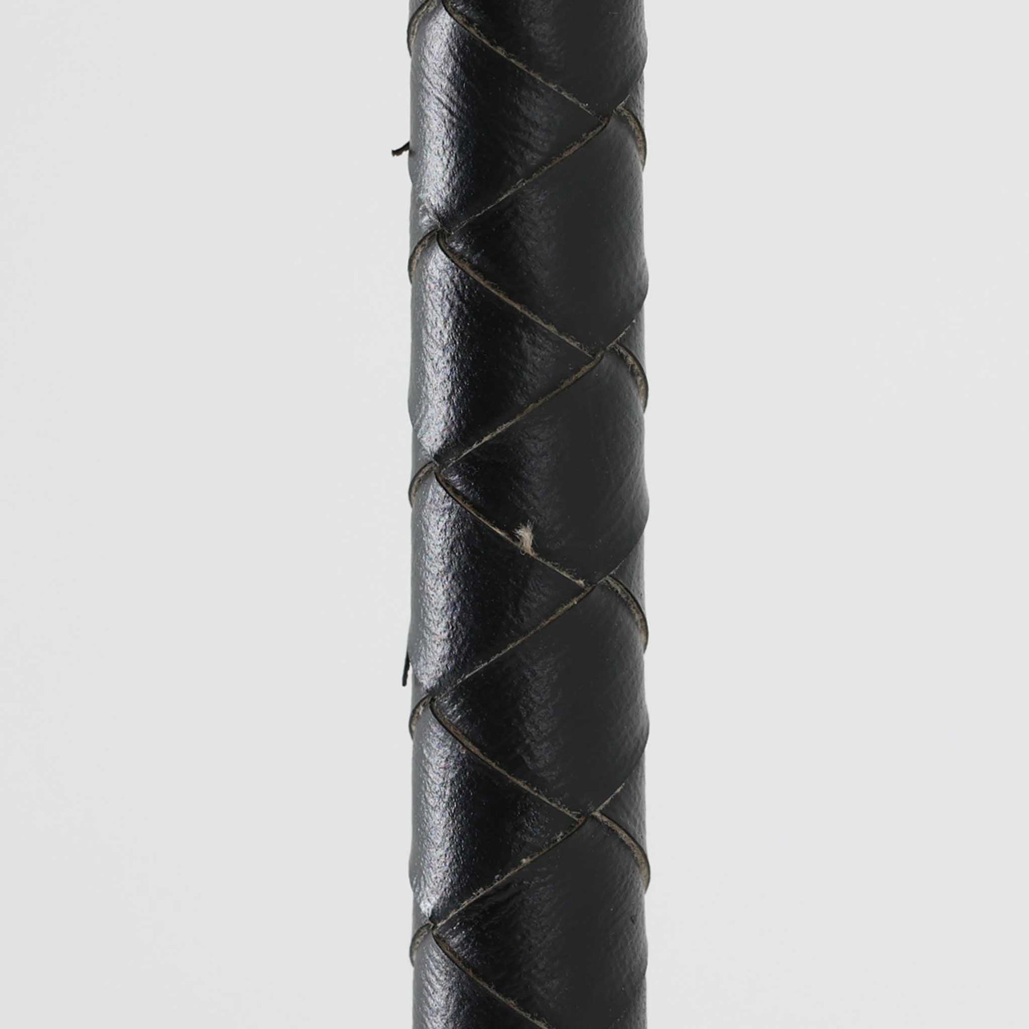 Jo Hammerborgがデザインを手がけ、Fog &amp; Morup社より発表された「Flet」フロアランプは、スチール支柱に丁寧に編み込まれたブラックレザーと、上品なリネンシェードのコントラストが美しい北欧ビンテージ照明です。高さ155cmとすっきりとした佇まいで、空間に程よい存在感をもたらします。経年によるレザーの風合いやシェード越しの柔らかな光が、空間に落ち着いた雰囲気と温もりを加えてくれる一台です。