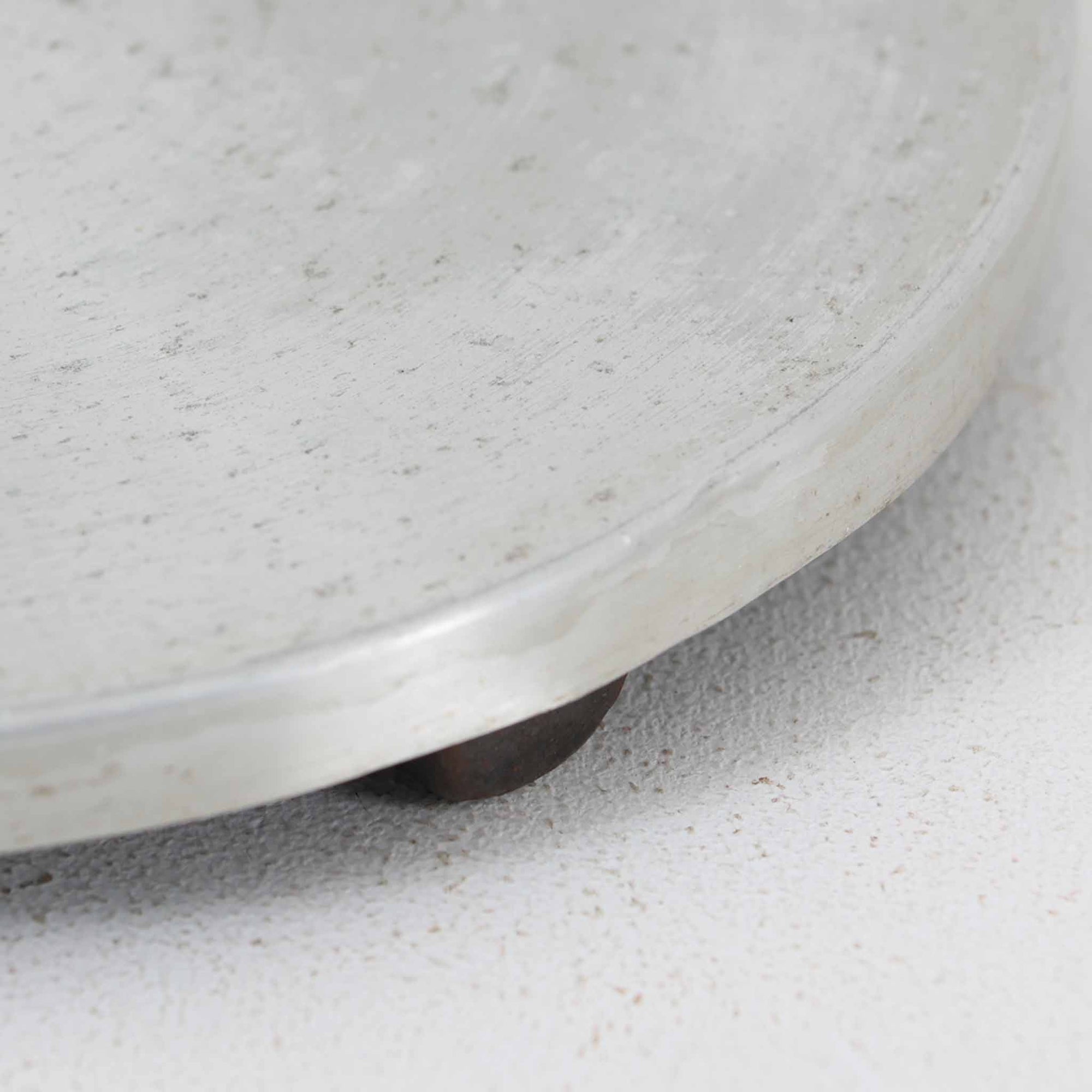 Jo Hammerborgがデザインを手がけ、Fog &amp; Morup社より発表された「Flet」フロアランプは、スチール支柱に丁寧に編み込まれたブラックレザーと、上品なリネンシェードのコントラストが美しい北欧ビンテージ照明です。高さ155cmとすっきりとした佇まいで、空間に程よい存在感をもたらします。経年によるレザーの風合いやシェード越しの柔らかな光が、空間に落ち着いた雰囲気と温もりを加えてくれる一台です。