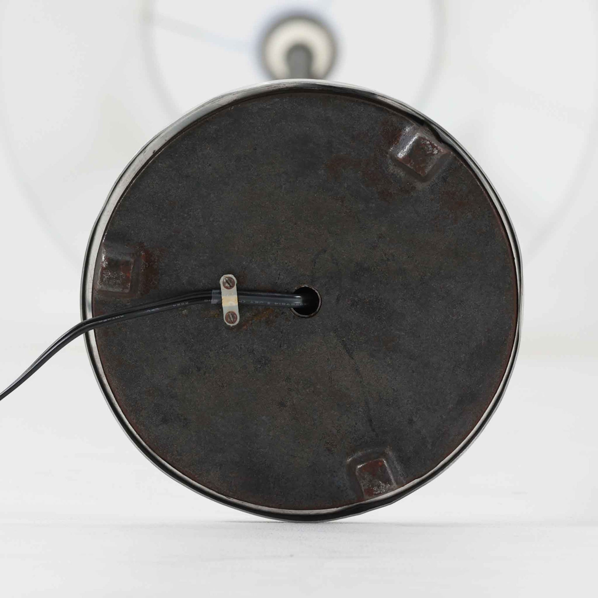 Jo Hammerborgがデザインを手がけ、Fog &amp; Morup社より発表された「Flet」フロアランプは、スチール支柱に丁寧に編み込まれたブラックレザーと、上品なリネンシェードのコントラストが美しい北欧ビンテージ照明です。高さ155cmとすっきりとした佇まいで、空間に程よい存在感をもたらします。経年によるレザーの風合いやシェード越しの柔らかな光が、空間に落ち着いた雰囲気と温もりを加えてくれる一台です。