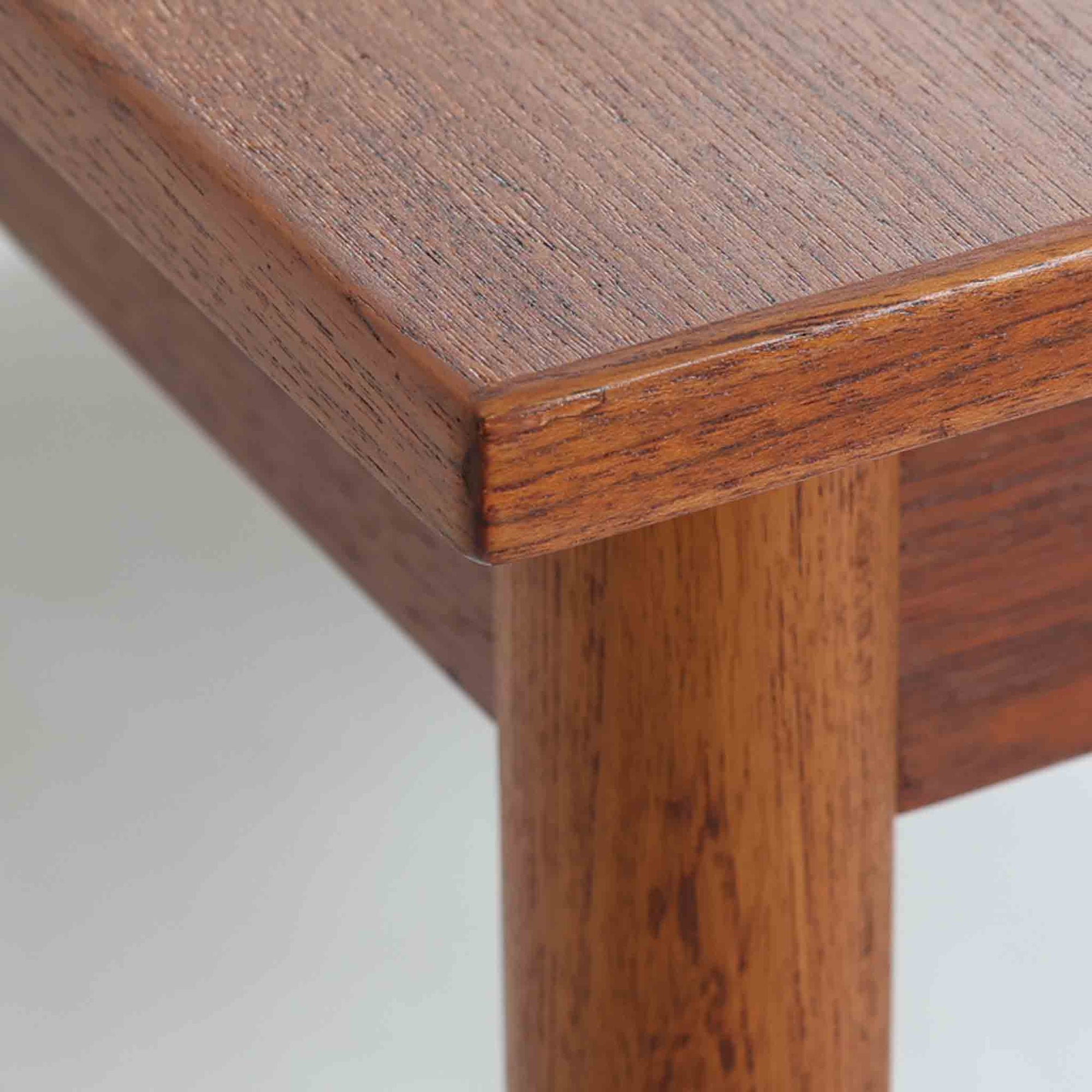 デンマークのHundevad &amp; Co社によるバタフライ式のダイニングテーブルは、希少なチーク材を使用した上品な佇まいと、幅133cmから195cmへと片側の拡張板でサイズ調整が可能な機能性が魅力の一台です。普段はコンパクトに、必要に応じて天板を広げて使える設計は、日常から来客時まで幅広く活躍します。直線的なフレームと繊細な脚部が調和し、空間に北欧ビンテージらしい落ち着きと温かみを添えてくれます。