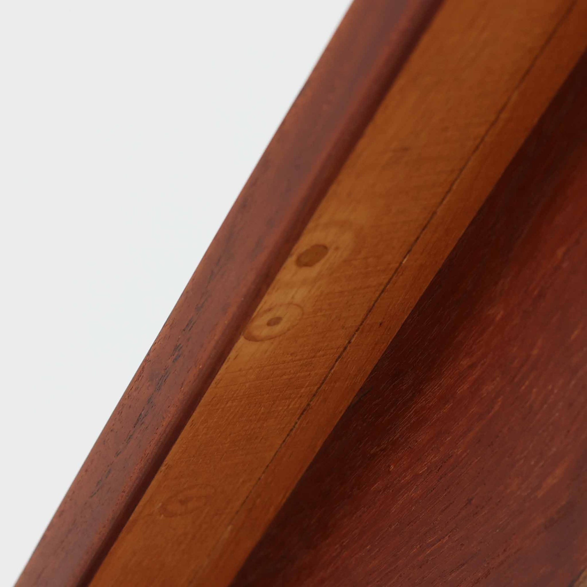 デンマークのHundevad &amp; Co社によるバタフライ式のダイニングテーブルは、希少なチーク材を使用した上品な佇まいと、幅133cmから195cmへと片側の拡張板でサイズ調整が可能な機能性が魅力の一台です。普段はコンパクトに、必要に応じて天板を広げて使える設計は、日常から来客時まで幅広く活躍します。直線的なフレームと繊細な脚部が調和し、空間に北欧ビンテージらしい落ち着きと温かみを添えてくれます。