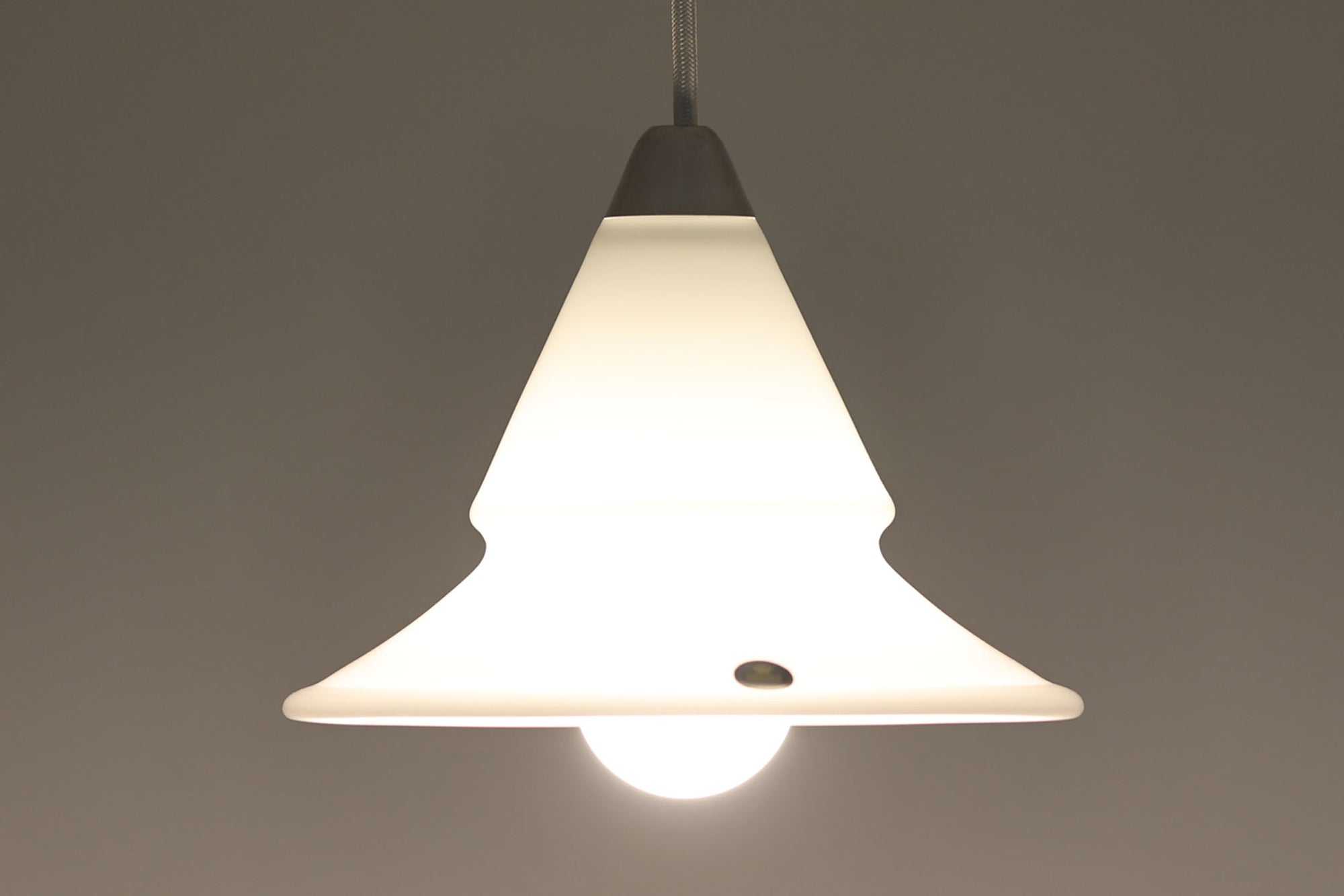 北欧より買い付けた、Royal Copenhagen(旧Holmgaard)社製ビンテージランプです。珍しい形のデザインで、天井から吊るすだけでお部屋を可愛く演出してくれそうです。