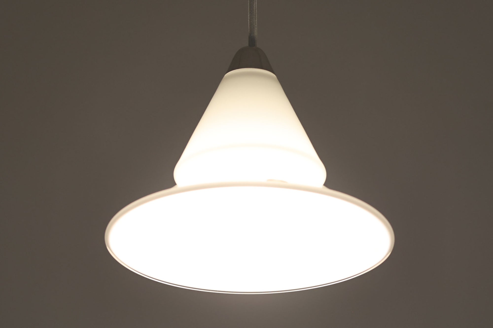 北欧より買い付けた、Royal Copenhagen(旧Holmgaard)社製ビンテージランプです。珍しい形のデザインで、天井から吊るすだけでお部屋を可愛く演出してくれそうです。